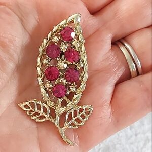 Vintage Gold Tone Leaf Brooch with Red Crystal Accents.